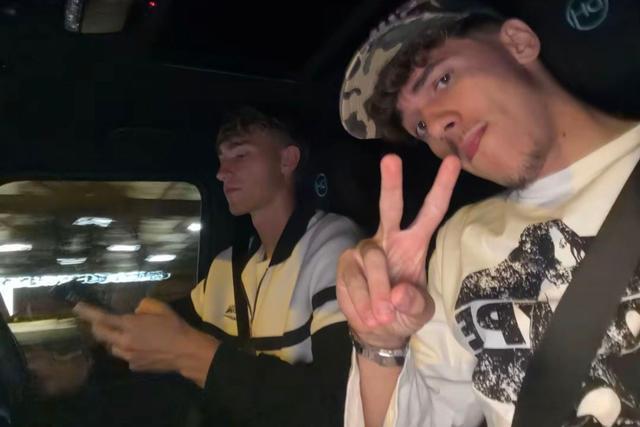 皮塔奇晒车内照，赫伊森一手握方向盘另一手拿手机遭批